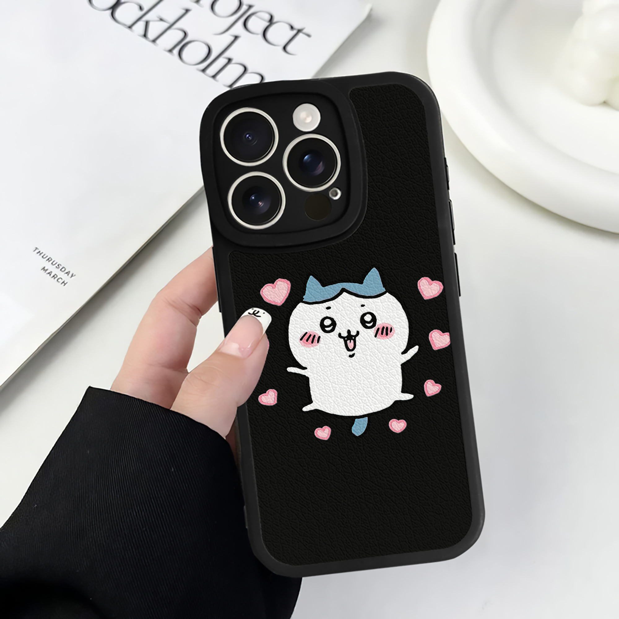 （画像用） ちいかわ ハチワレ Chii-kawa hachiware 【iPhone 16シリーズ対応】シリコンスマホケース（レザー調） 材質：シリコン